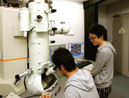 高分解能電子顕微鏡を用いた原子像観察