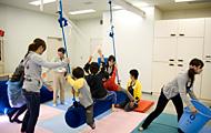 羽曳野キャンパスに備えられた多様な実験・実習室でリハビリテーションを実践的に体験。