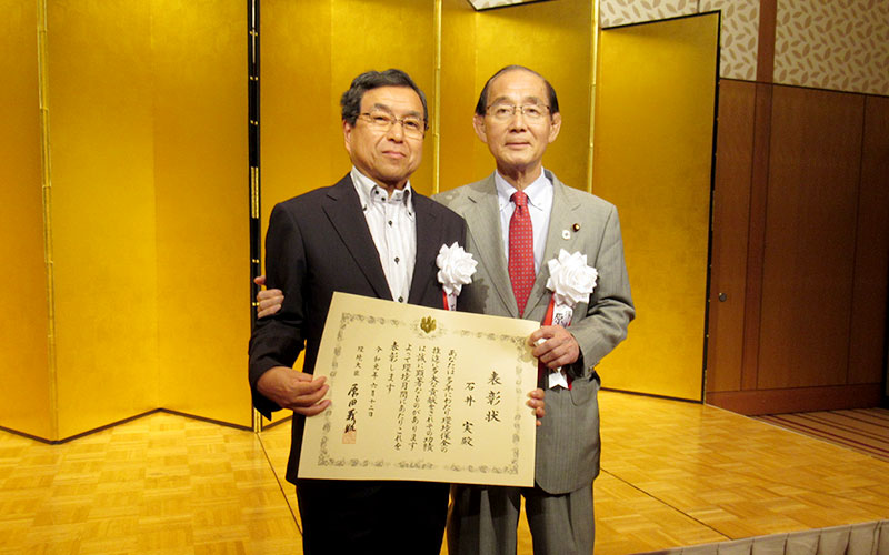 左より、石井実 名誉教授、原田義昭 環境大臣、写真