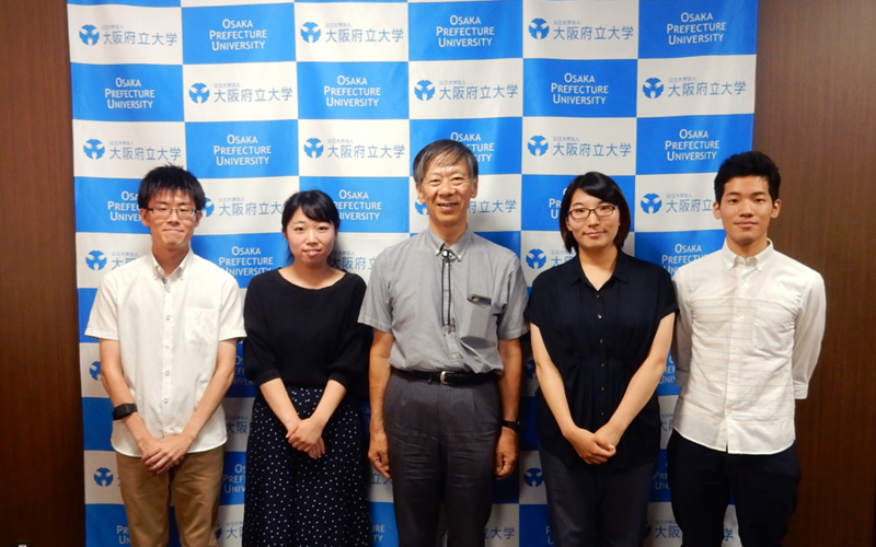 左から大林さん、片山さん、辻 学長、青木さん、淡中さん、写真