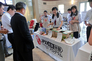 昨年度の様子（模擬会社各社が模擬店を出店、北浜周辺のビジネスマンに自ら開発した商品を売り込んだ）